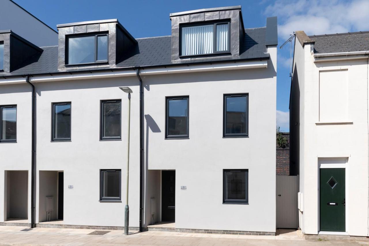 Modern Four Bedroom Four Bathroom Home Cheltenham Kültér fotó