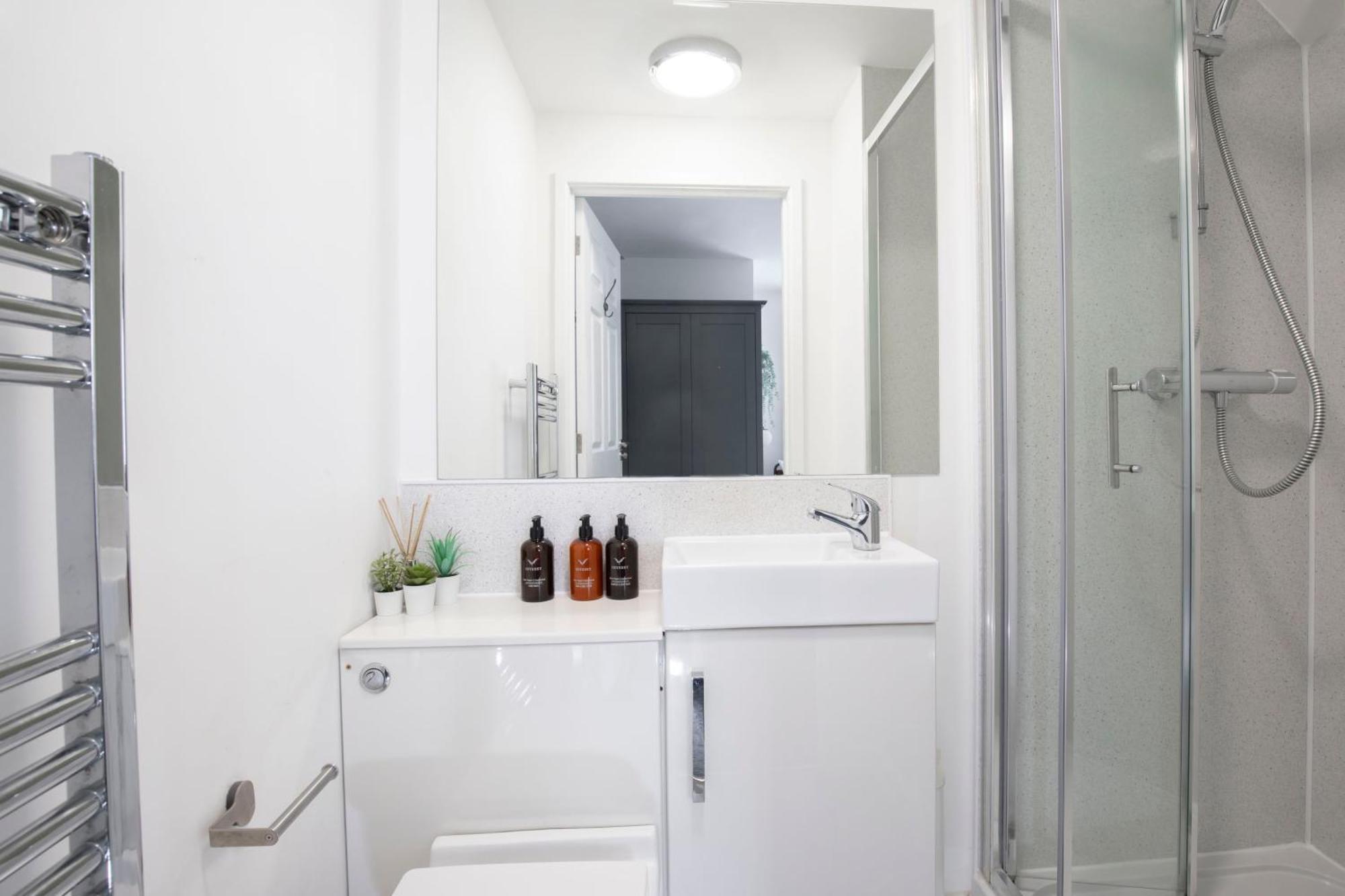 Modern Four Bedroom Four Bathroom Home Cheltenham Kültér fotó