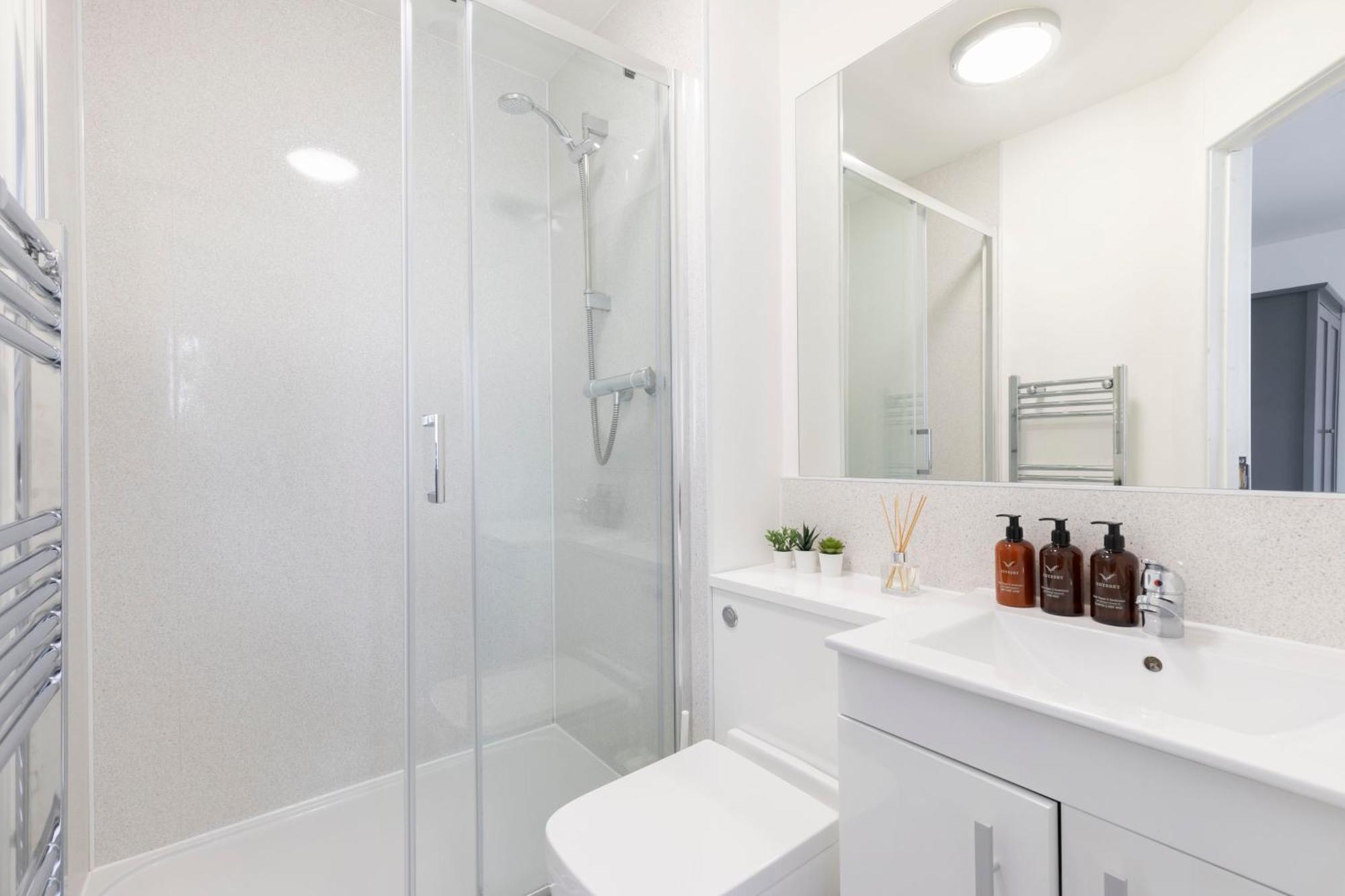 Modern Four Bedroom Four Bathroom Home Cheltenham Kültér fotó