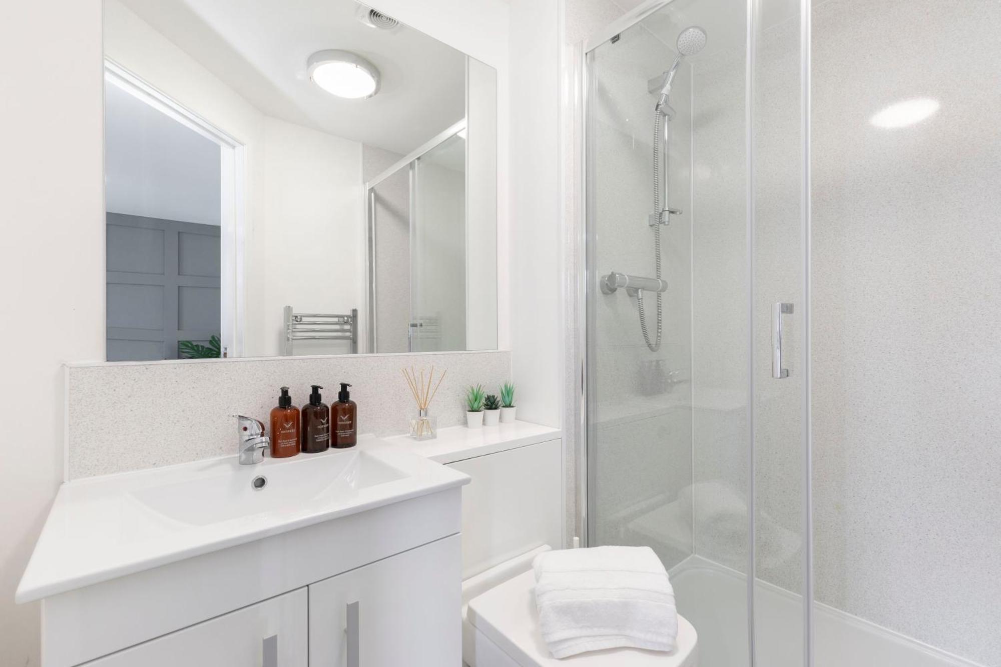 Modern Four Bedroom Four Bathroom Home Cheltenham Kültér fotó